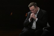 双向出轨特斯拉股价收涨超3%：特朗普无意沟通，马斯克父亲劝儿子低头